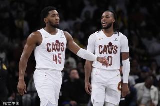 一个舞台上 一个舞台上